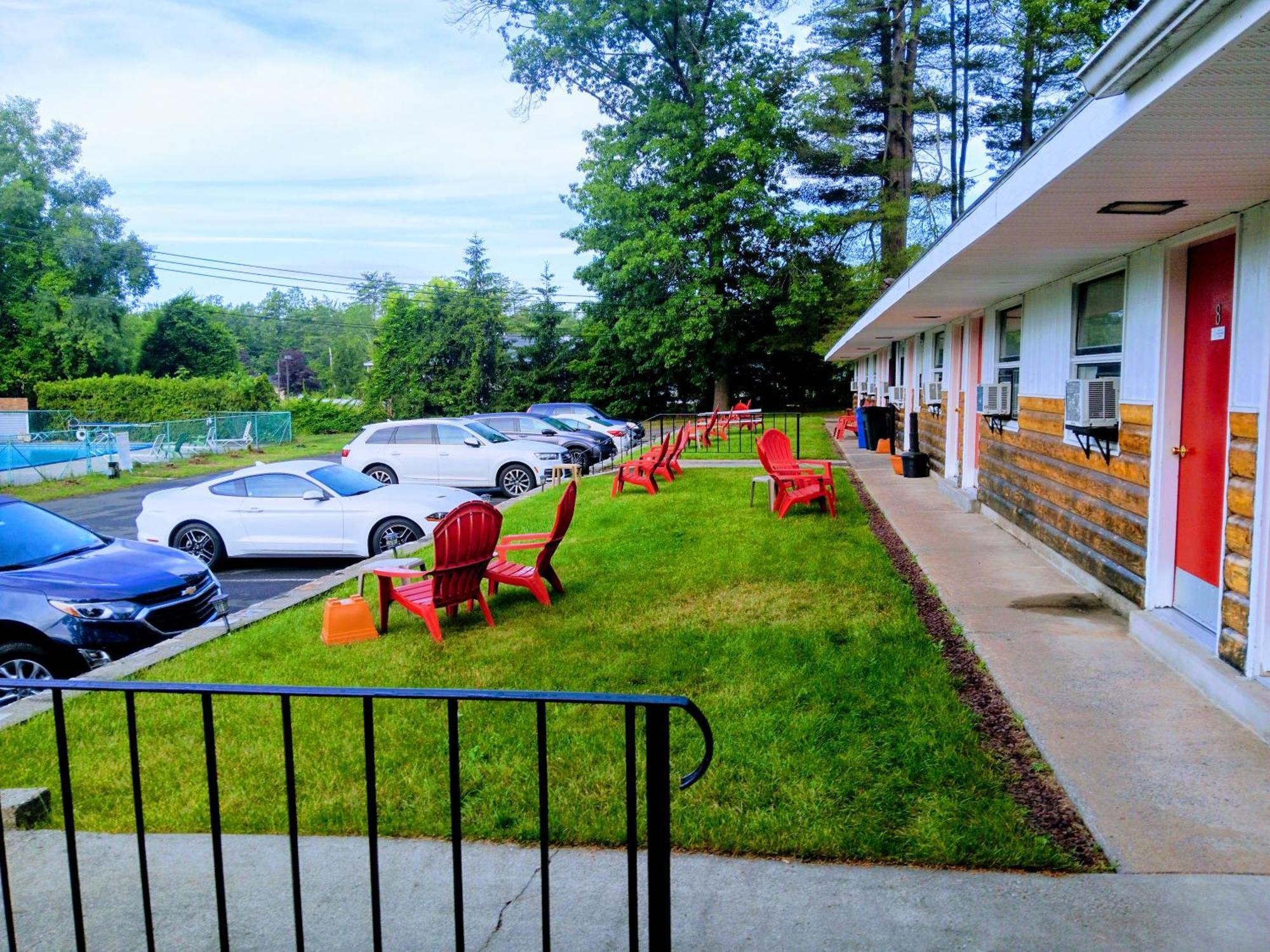 Robin Hood Motel Saratoga Springs Exterior photo