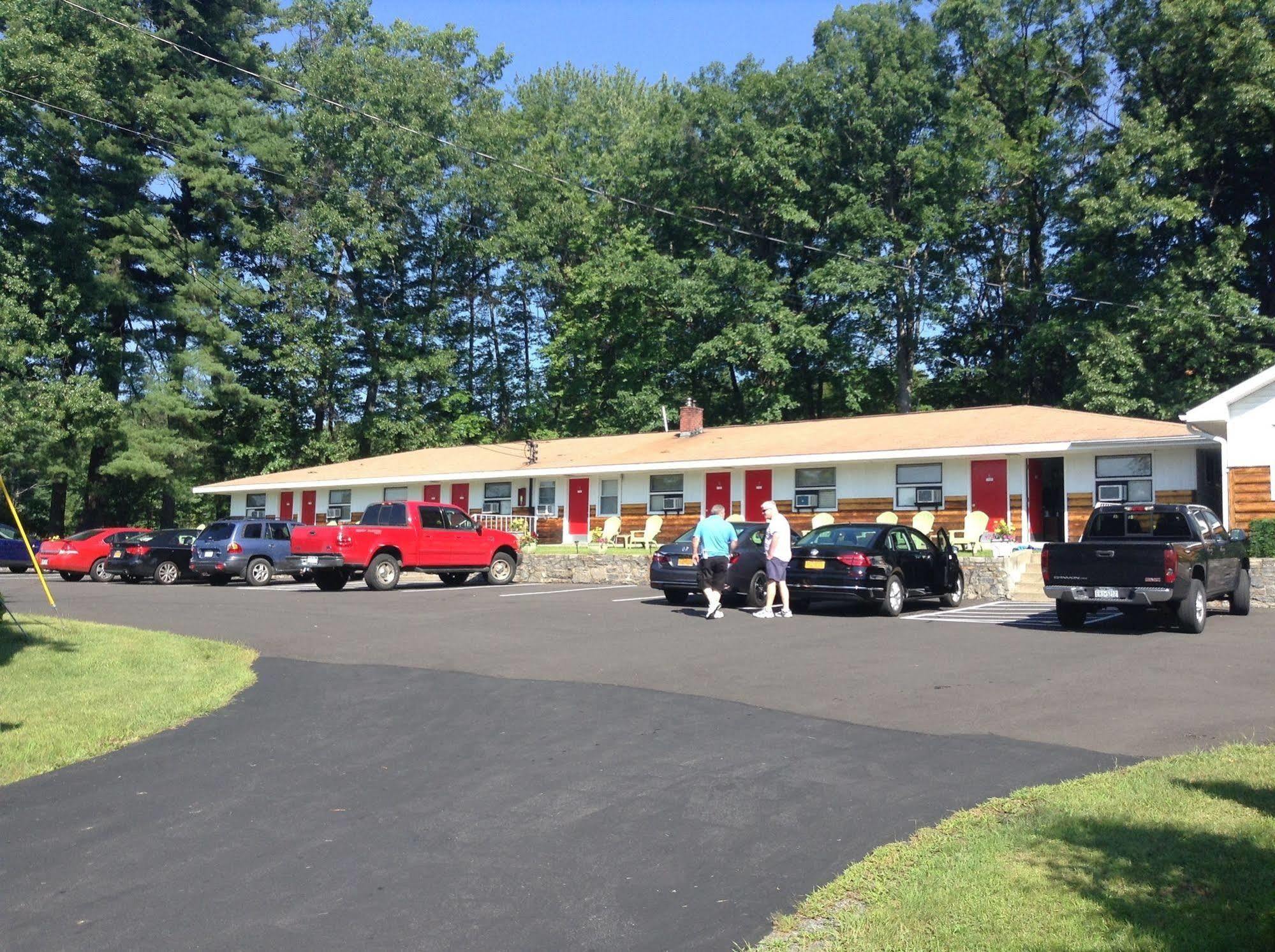 Robin Hood Motel Saratoga Springs Exterior photo